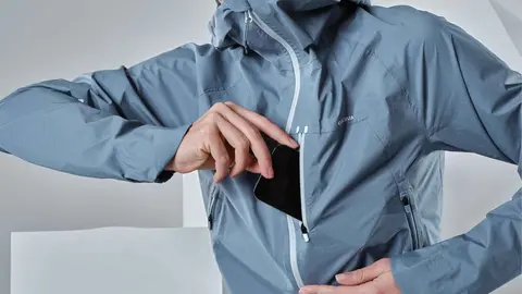 Chaqueta impermeable de monta&ntilde;a y trekking Quechua de Decathlon