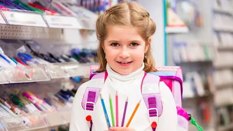 Una ni&ntilde;a en una papeler&iacute;a