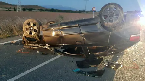 Estas son las consecuencias del terrible vuelco de un turismo en Albu&ntilde;ol (Granada)