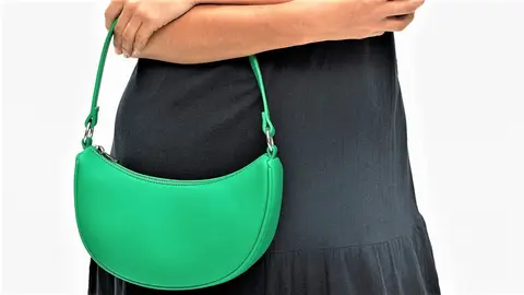 Pull and Bear replica el lujoso bolso de Tamara Falc&oacute; firmado por Loewe: Con forma de luna