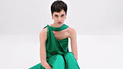 El mono esmeralda de Massimo Dutti es una joya para bodas a lo Roc&iacute;o Osorno