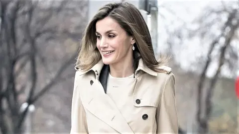 Stradivarius rinde tributo a Burberry con un trench noventero: La reina Leticia es pura elegancia