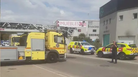 Bomberos en el Parque Empresarial Oeste de Jerez
