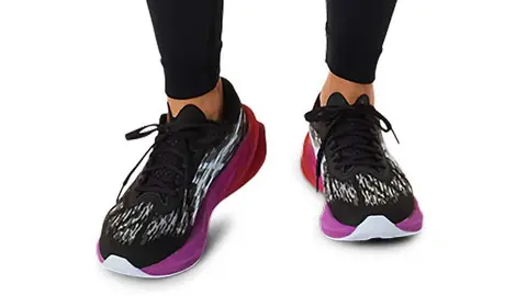 Las zapatillas Asics que imitan en ligeras a Skechers: suela extraterrestre basada en el origami