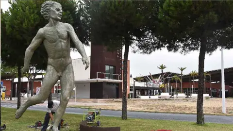 Monumento al f&uacute;tbol en Punta Umbr&iacute;a