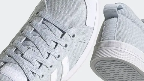 Bye bye modernos: vuelve a Adidas las cl&aacute;sicas zapatillas de lona de los 80 para llevar con vaqueros