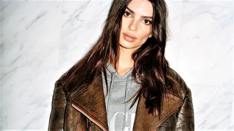 La chaqueta biker de piel de Prada es el no va m&aacute;s: Emily Ratajowski la eleva a otra galaxia