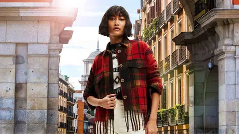 Entre Pocahontas y cl&aacute;sico: bye fr&iacute;o con la chaqueta de Desigual que triunfa en El Corte Ingl&eacute;s