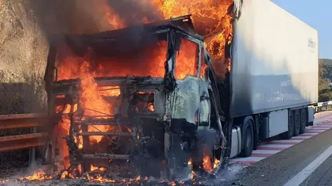 En llamas un cami&oacute;n en la autov&iacute;a de La Plata sentido Sevilla