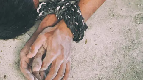 Encuentran a un hombre colgado de un &aacute;rbol en Alcal&aacute; de Guada&iacute;ra atados de pies y manos