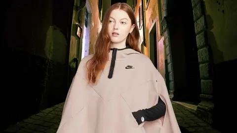 Nike reta a Massimo Dutti con el poncho beige con m&aacute;s clase