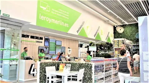 Parece una mampara: la puerta de Leroy Merlin que arrasa tanto en cocinas como en ba&ntilde;os