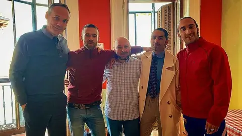 Mauricio Morales junto a varios actores de 'La novia gitana'