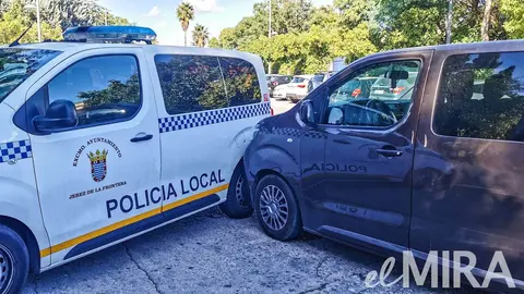 Huye en Jerez de un mini coche y acaba empotr&aacute;ndose contra una furgoneta en la puerta de la Jefatura de la Polic&iacute;a Local