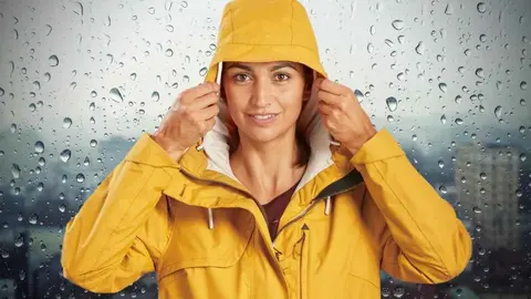 Bye lluvia: aterriza en Decathlon la chaqueta impermeable con rebaja (el chubasquero a la moda)