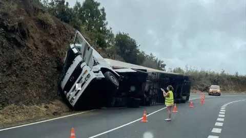 Este es el impactante accidente sufrido por un cami&oacute;n en la Sierra de C&aacute;diz