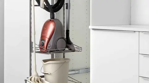 El mejor secreto de Ikea: una estanter&iacute;a para tener ordenada la aspiradora y los productos de limpieza
