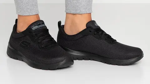 Apuesta Decathlon todo al negro: regresa con las zapatillas flexibles de Skechers preferidas por camareras y carteros