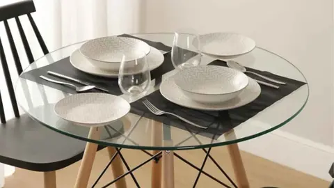 Leroy Merl&iacute;n lanza 2 mesas de cristal para comedor que no envidian a las de Maisons du Monde: redonda y cuadrada