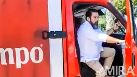 Un novio llega a su boda en Jerez en un cami&oacute;n de Cruzcampo