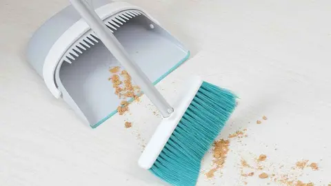 El innovador set de limpieza de Ikea que compite con Alcampo: este recogedor con dientes atrapa la suciedad