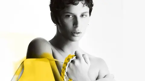 Nathy Peluso sube la temperatura en pleno oto&ntilde;o con el bolso amarillo de Desigual que est&aacute; de moda