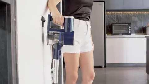 La aspiradora que parece una escoba del futuro sin cables y succi&oacute;n potente de Amazo