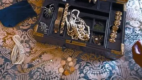 Lo llaman para pintar en una casa de C&oacute;rdoba. Y acaba robando todo lo que puede