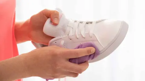 Zapatillas blancas con el nuevo milagro de Mercadona