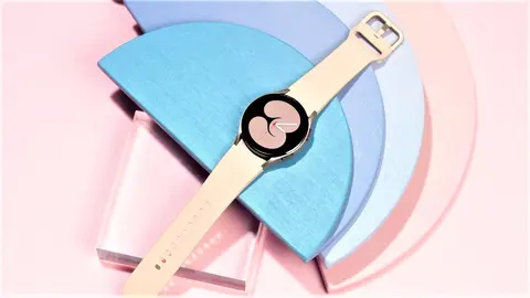 Media Markt ficha este reloj inteligente rosa de Samsung: le mete un descuento que ni black friday