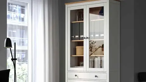 Este nuevo mueble de Ikea se adapta a la elegancia de Maisons du Monde: una vitrina para lucir la vajilla de los domingos