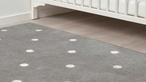 La carrera por conseguir la nueva alfombra de lunares de Ikea que "es bonita y suave"