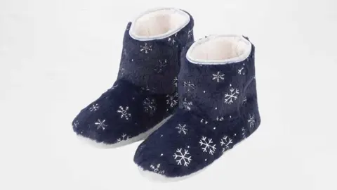 Zapatillas borreguito tipo bot&iacute;n de Carrefour