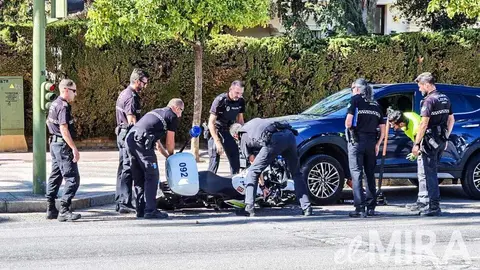 Moto de la Polic&iacute;a Local siniestrada en el accidente de tr&aacute;fico en la avenida &Aacute;lvaro Domecq en Jerez de la Frontera | Jes&uacute;s Catal&aacute;n para El MIRA