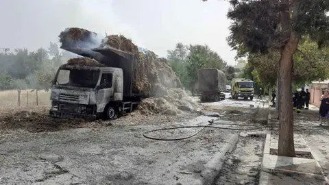 Cami&oacute;n incendiado en La Barca de la Florida (Jerez)