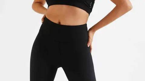 Decathlon tiene unos leggings negros para estar en casa que no aprietan y estar&aacute;s m&aacute;s c&oacute;moda este oto&ntilde;o