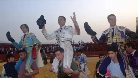 Tres toreros a hombros en Arcos
