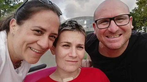 Ainhoa Azurmendi junto a sus padres