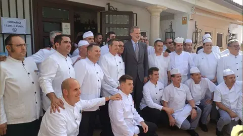 El Rey Felipe VI con los empleados del Restaurante Venta Esteban