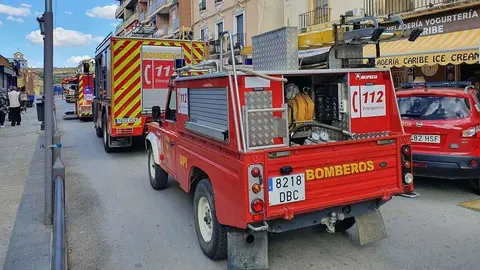 En llamas un bar en Granada lleno de gente. Desalojos urgentes en varias viviendas superiores
