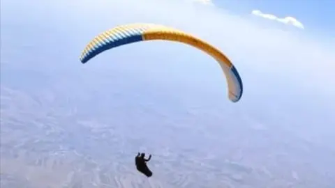 Este es el accidente sufrido por un parapentista mientras volaba sobre Olvera. Susto de muerte