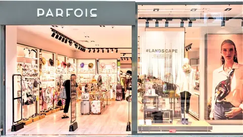 No te arruines: el bolso peluche de Parfois a 39,99 &euro; es la version low cost de Prada a 1350 euros