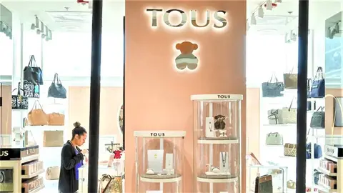 Los pendientes de Tous que las mujeres de 30, 40 y 50 llevan con vestido