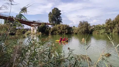 
<p>   M&Aacute;LAGA, 12 (EUROPA PRESS)</p>
<p>   Un dispositivo de bomberos de M&aacute;laga ha intervenido en la tarde de este mi&eacute;rcoles en el rescate del cuerpo sin vida de un hombre en una zona de dif&iacute;cil acceso cerca de la desembocadura del Guadalhorce, en la capital.</p>
<p>   As&iacute;, seg&uacute;n han informado desde el Ayuntamiento de M&aacute;laga en redes sociales, recogido por Europa Press, el dispositivo de los bomberos ha estado compuesto por un mando, una dotaci&oacute;n del parque de Pir&aacute;mides con material de rescate acu&aacute;tico y una ambulancia del parque central.</p>
<p>   El cad&aacute;ver se encontraba en una zona de dif&iacute;cil acceso cerca de la desembocadura del Guadalhorce, en las proximidades de la pasarela de madera.</p>
<p>   Hasta el lugar de los hechos han acudido, adem&aacute;s, miembros de Polic&iacute;a Local. El Cuerpo Nacional de Polic&iacute;a se ha hecho cargo de la investigaci&oacute;n para esclarecer lo sucedido.</p>
      