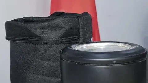 Lo nunca visto en Chipiona. Buscan a los due&ntilde;os de la urna de un difunto olvidada en la playa