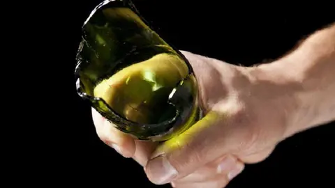 Brutal apu&ntilde;alamiento a un hombre en el cuello con una botella en Granada. Este es su estado