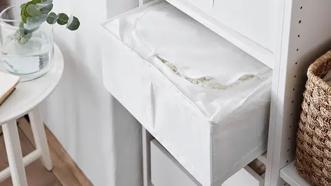Las bolsas de Ikea en modo caj&oacute;n para mantener el orden en estanter&iacute;as y armarios