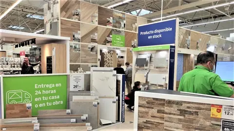 Ikea que te pasan: la l&aacute;mpara de pie que Leroy Merlin est&aacute; vendiendo como churros para el sal&oacute;n