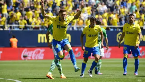 Iv&aacute;n Alejo anot&oacute; el gol del C&aacute;diz en la &uacute;ltima visita del Betis al Nuevo Mirandilla | CCF