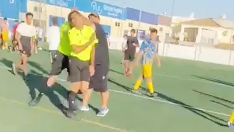 Esta es la lamentable agresi&oacute;n a un &aacute;rbitro en un partido de f&uacute;tbol de juveniles en Sanl&uacute;car